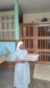 Monja del orfanato recibiendo los huevos.