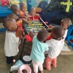 Niños jugando con uno de los juguetes