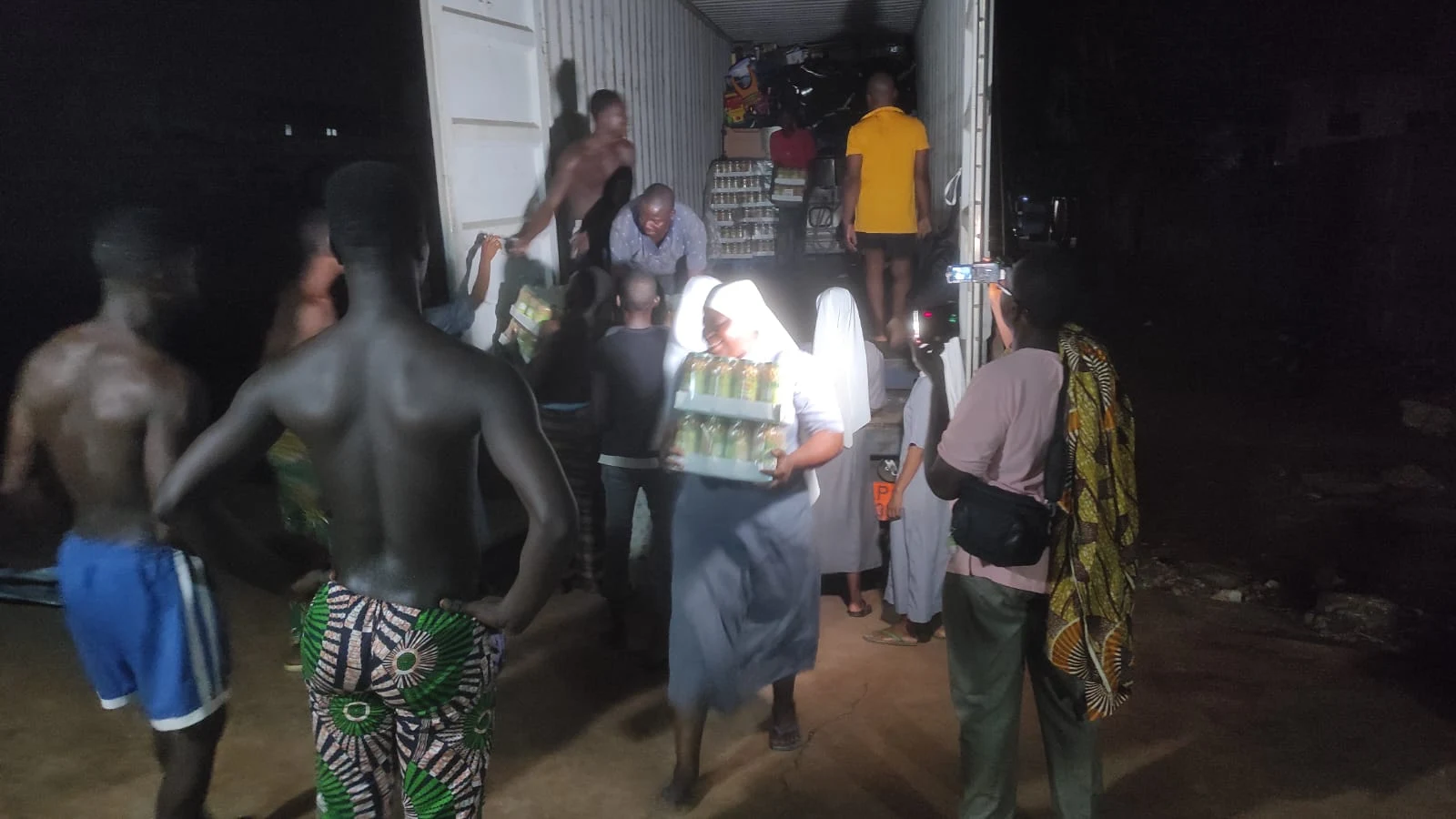 Descarga del contenedor a su llegada a Benin